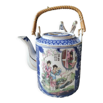 Théière en porcelaine fine Japonaise, Motifs Geishas/fleurs cerisiers, Anse imitation bambou