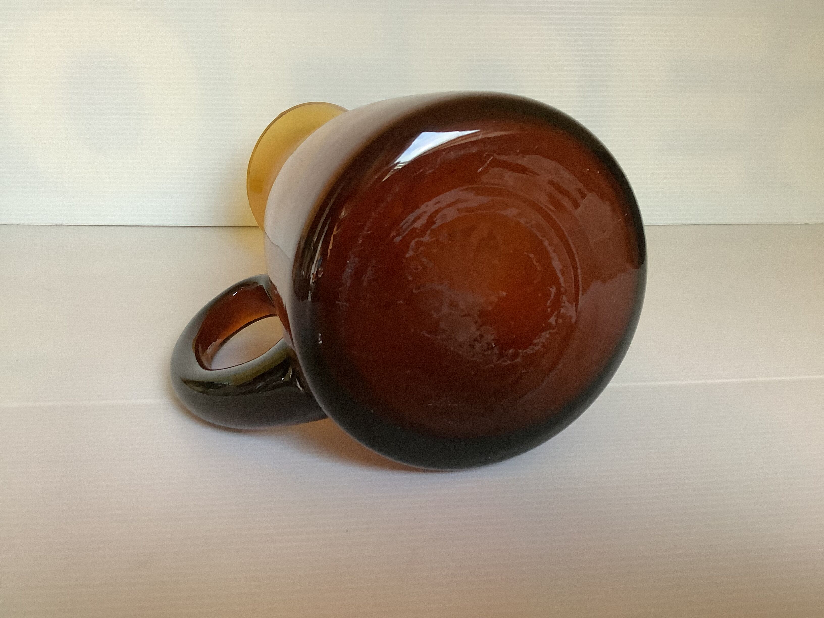 Pichet en verre jaune fumé