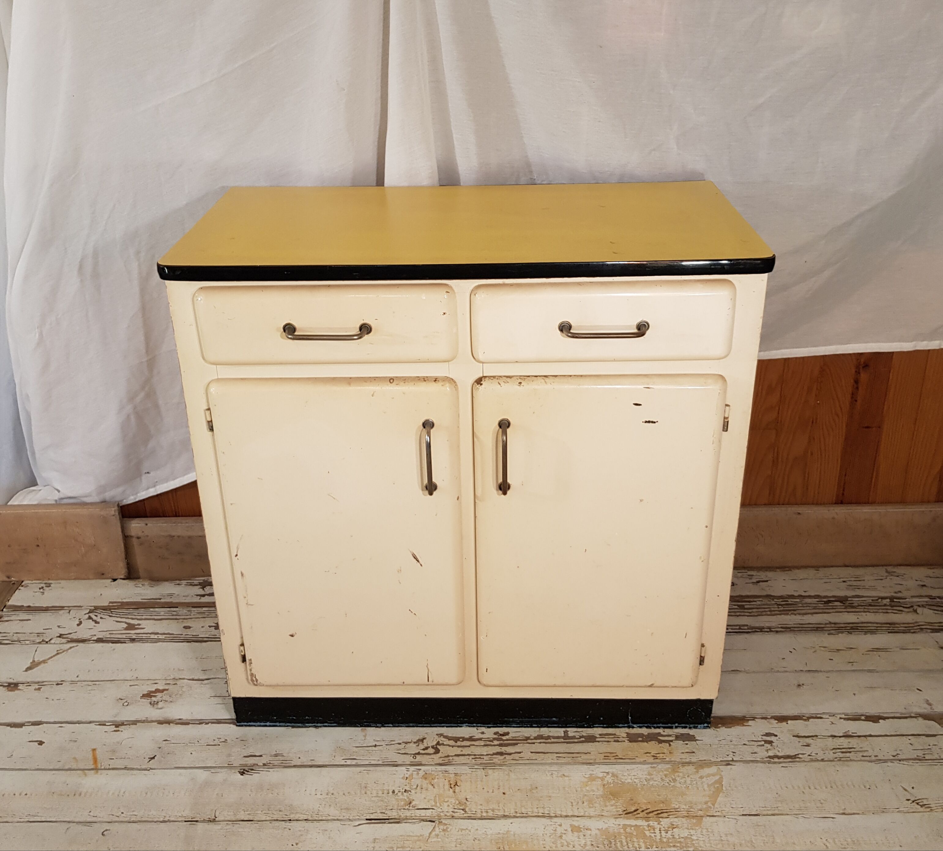 Mado buffet with yellow formica tray