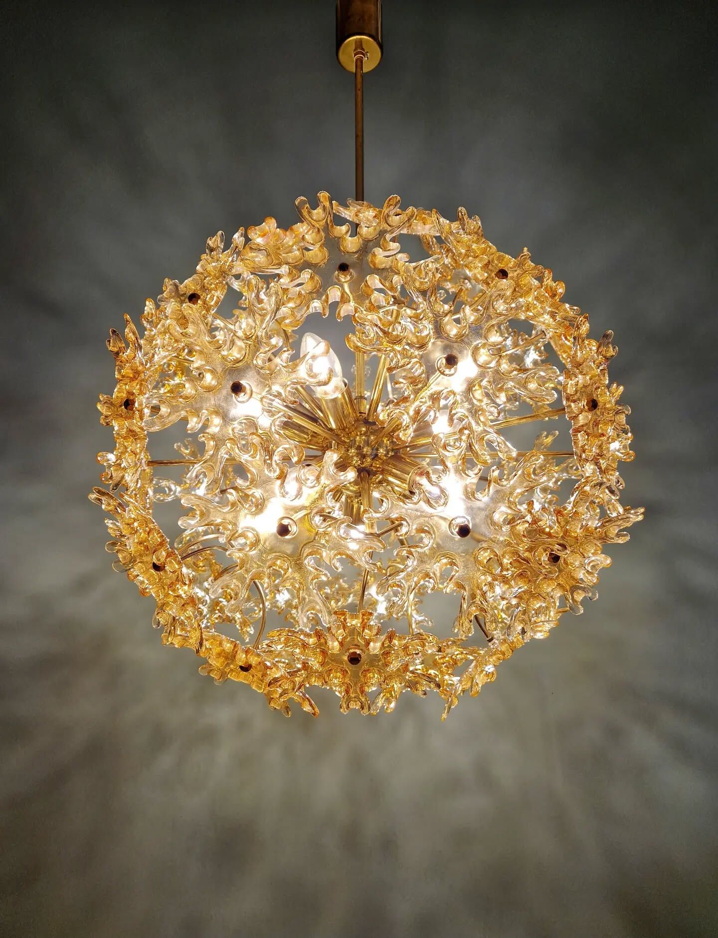 Large Sputnik chandelier in brass and amber Murano glass, SiSche, 1960.