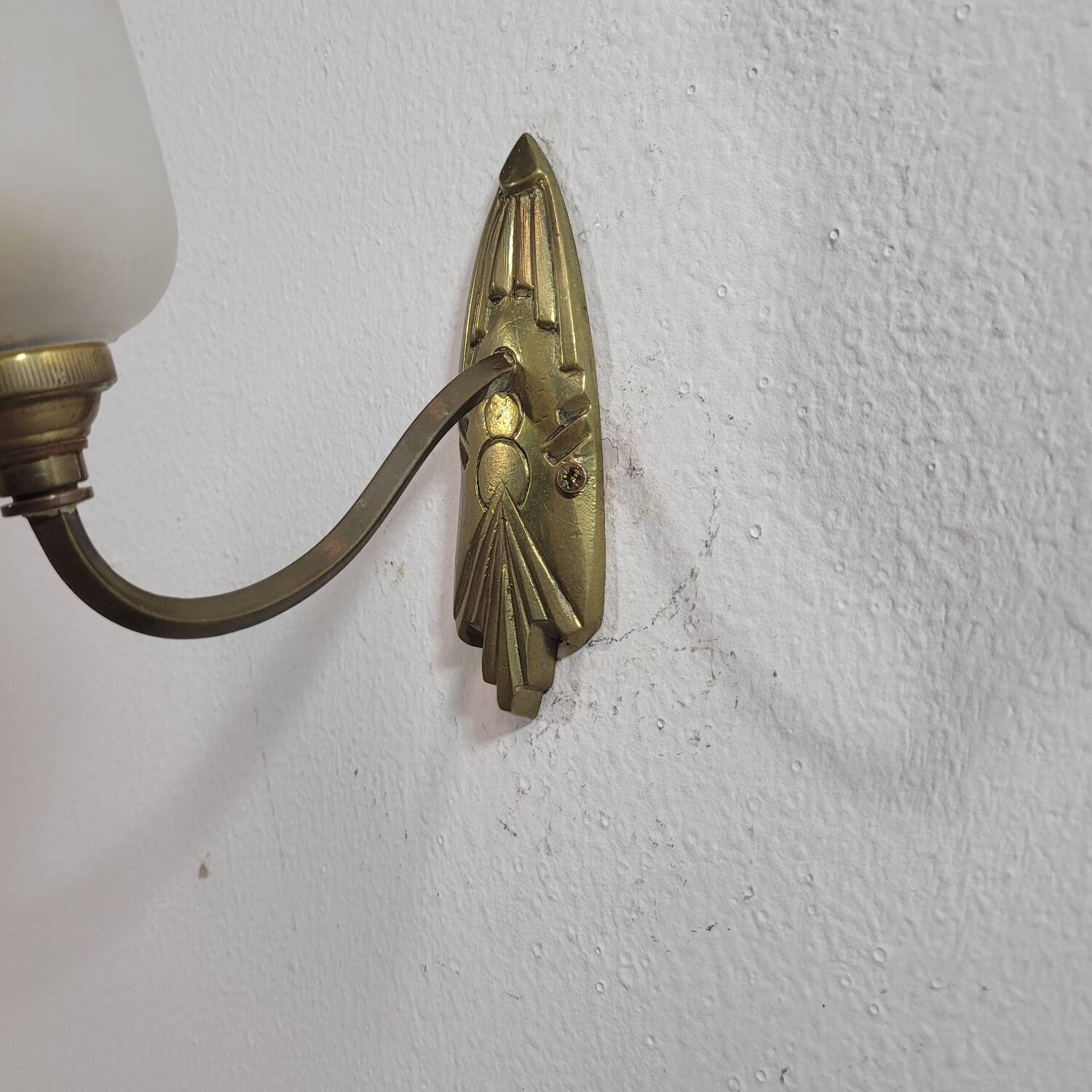 Vintage art deco wall light in opaline and brass