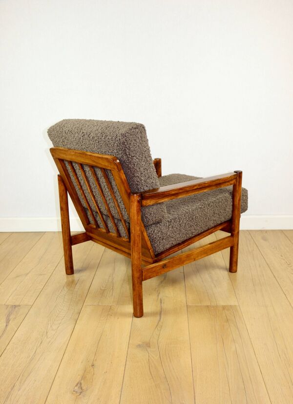 Fauteuil en bois conçu par Z. Baczyk en velours bouclé marron chocolat vintage.