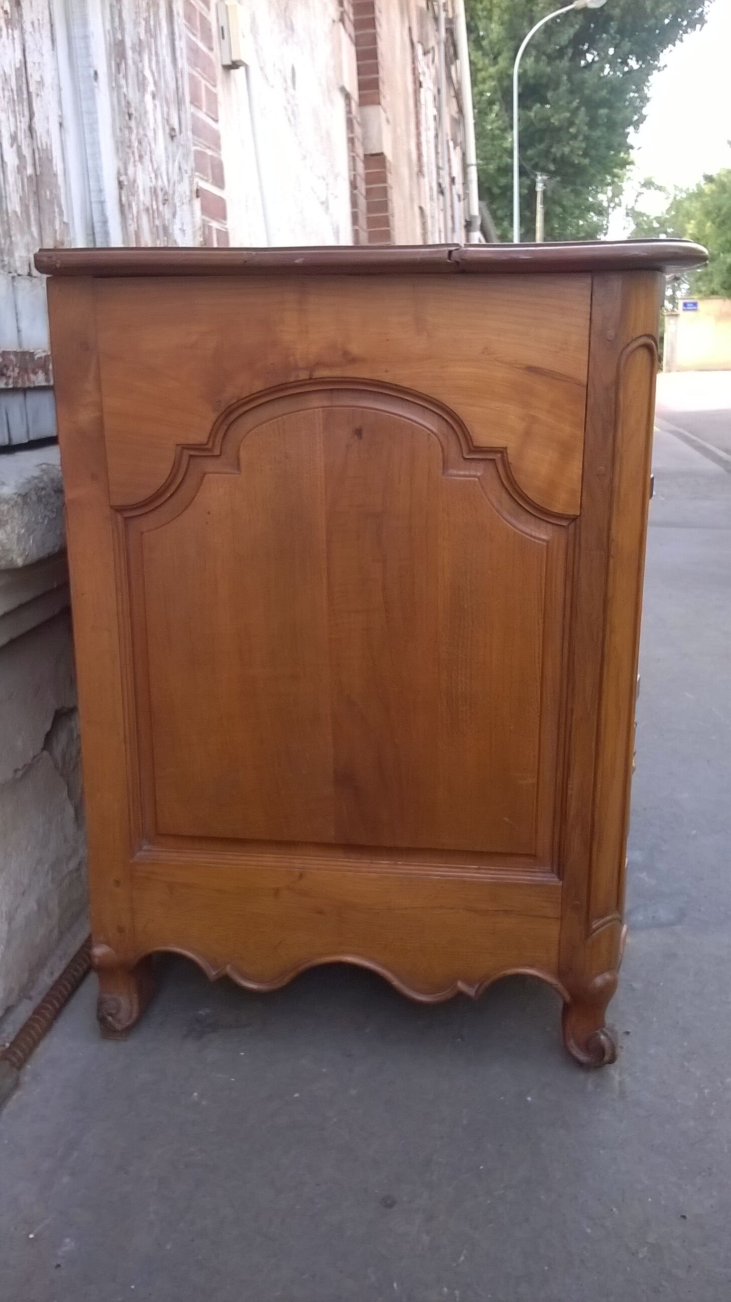Commode arbalète en noyer XVlle, Louis XV