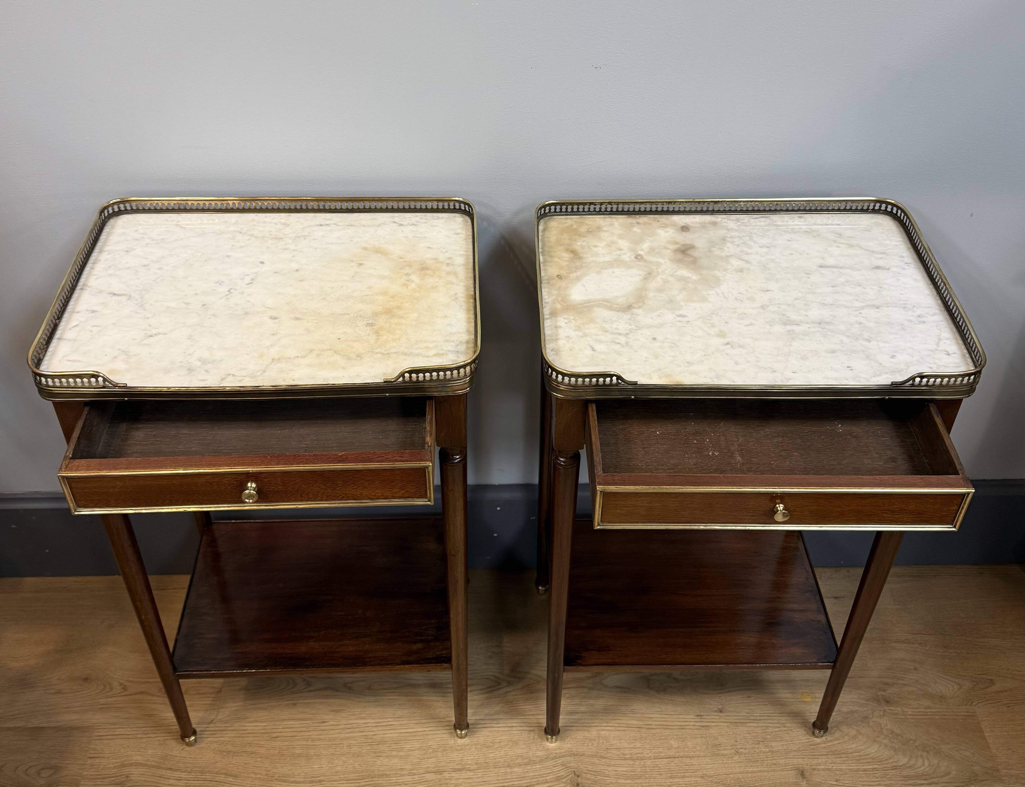Paire de chevets style Louis XVI en acajou