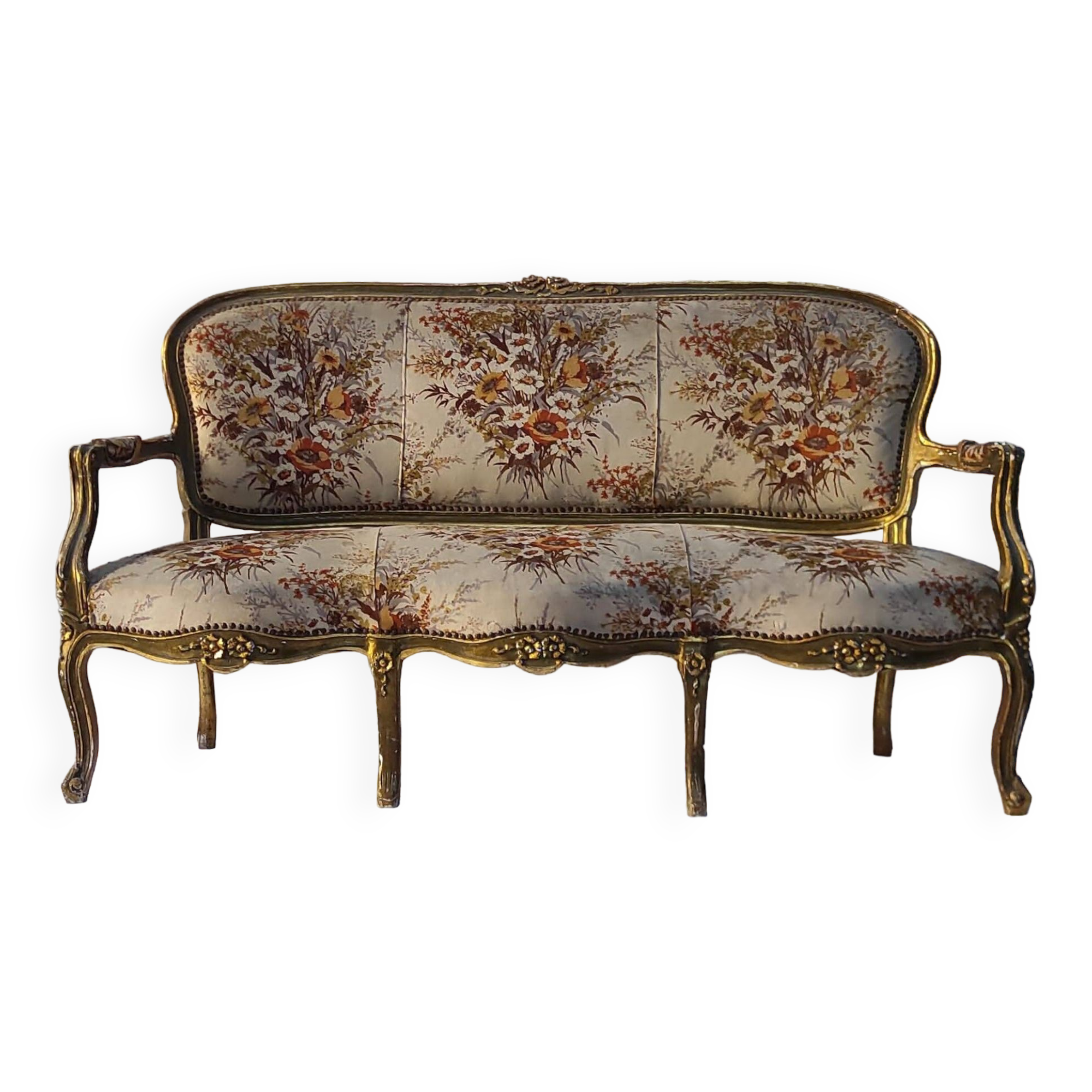 Canapé 3 places en bois sculpté, tapisserie et bois doré. Vers 1900, style Loius XV.