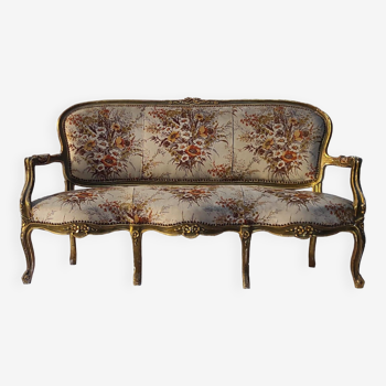 Canapé 3 places en bois sculpté, tapisserie et bois doré. Vers 1900, style Loius XV.
