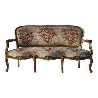 Canapé 3 places en bois sculpté, tapisserie et bois doré. Vers 1900, style Loius XV.