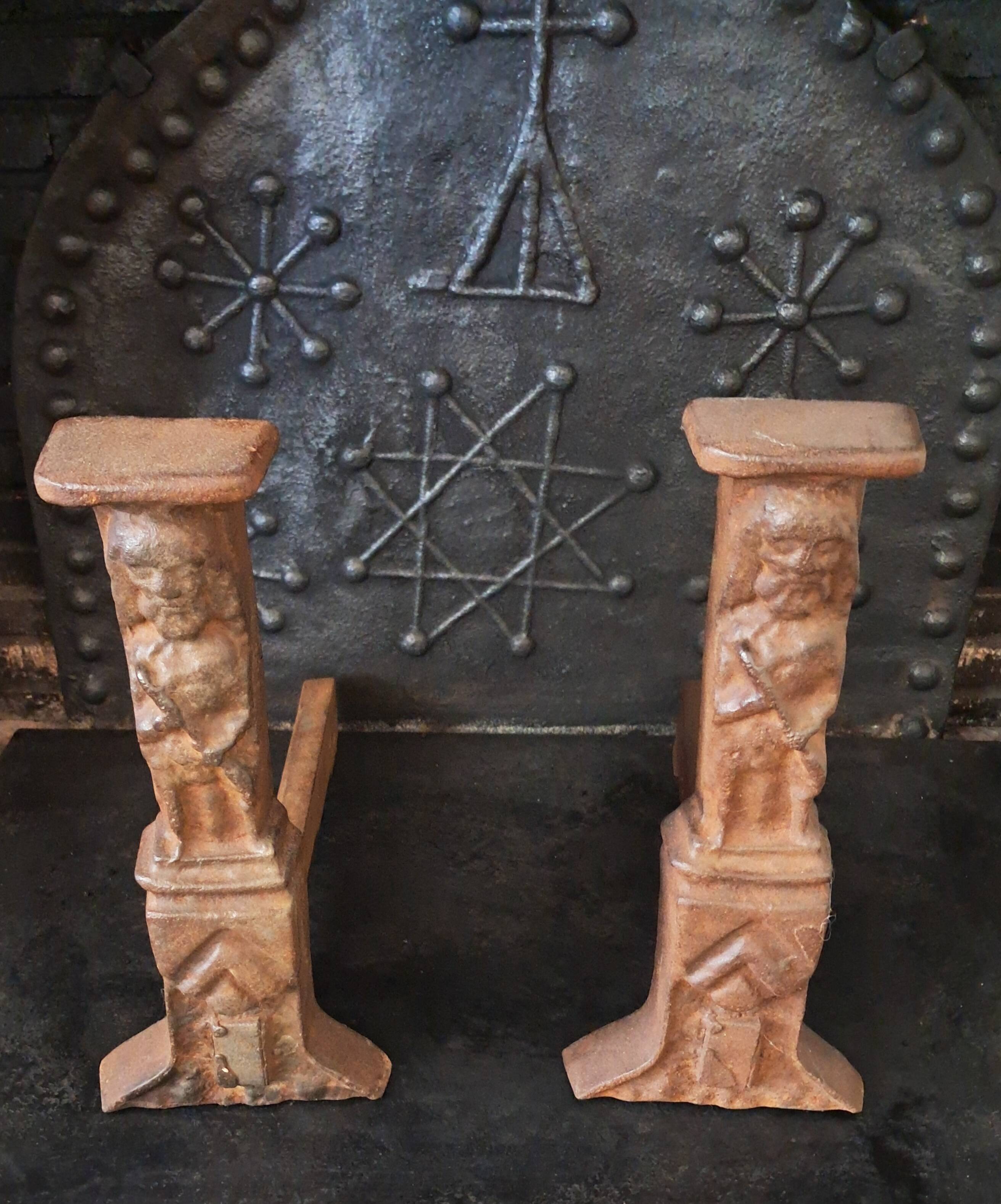 Paire de chenêts en fonte de fer, fin XVe