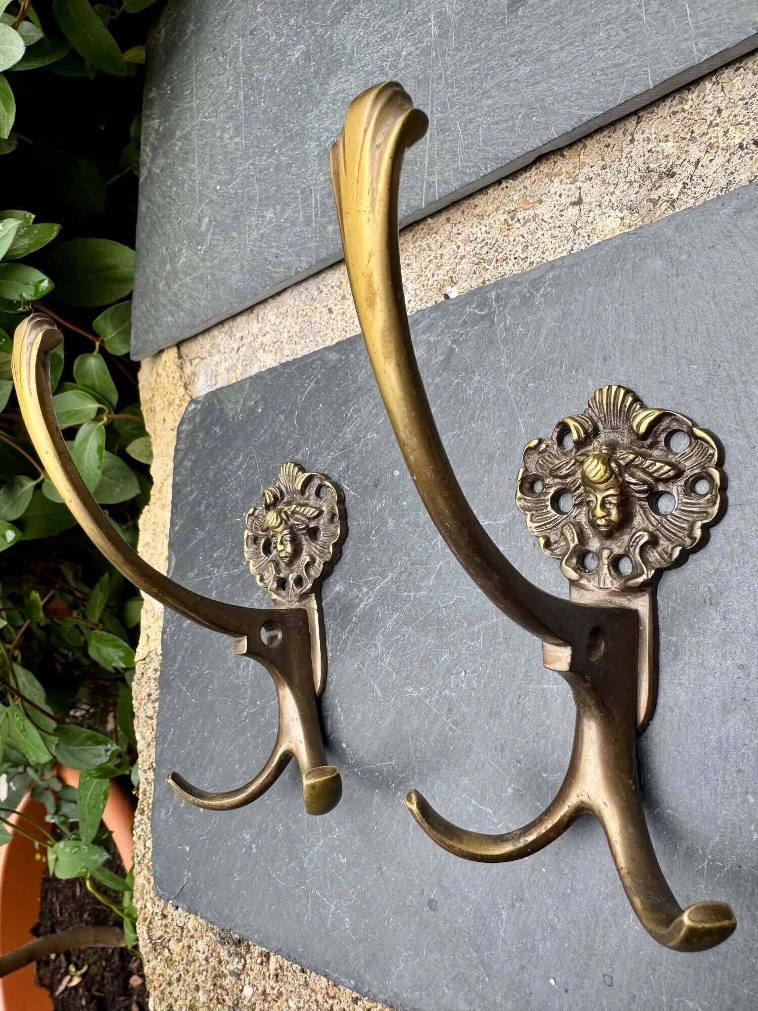2 patères en bronze Art Nouveau
