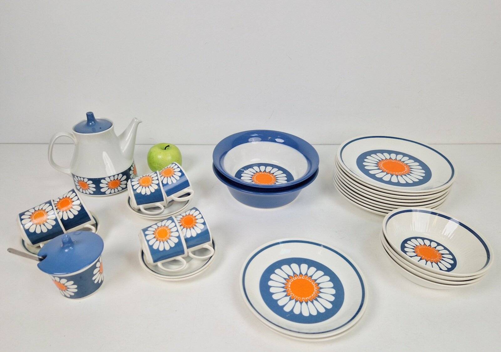 Daisy Turi Tableware from Figgjo Flint, Norway, 1960s, Set of 24