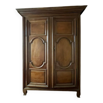 Armoire Louis XIV en noyer massif, panneaux à accolade – XVIIIe