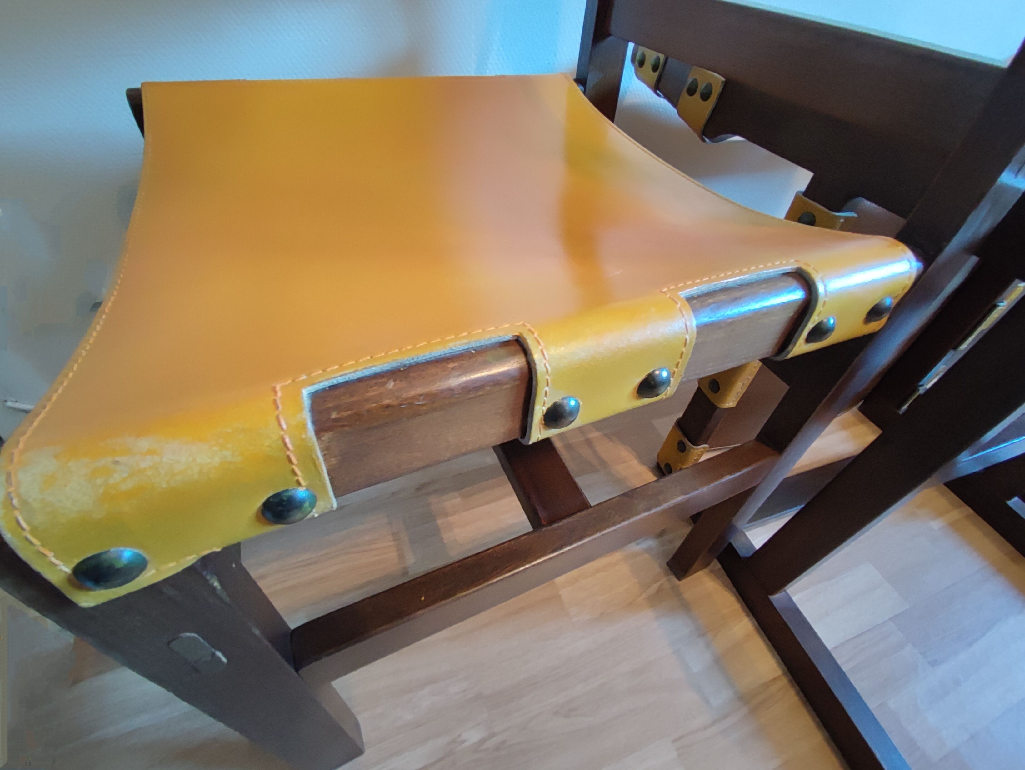 Chaises bois et cuir des années 70