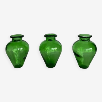 3 flacons verts en verre soufflé