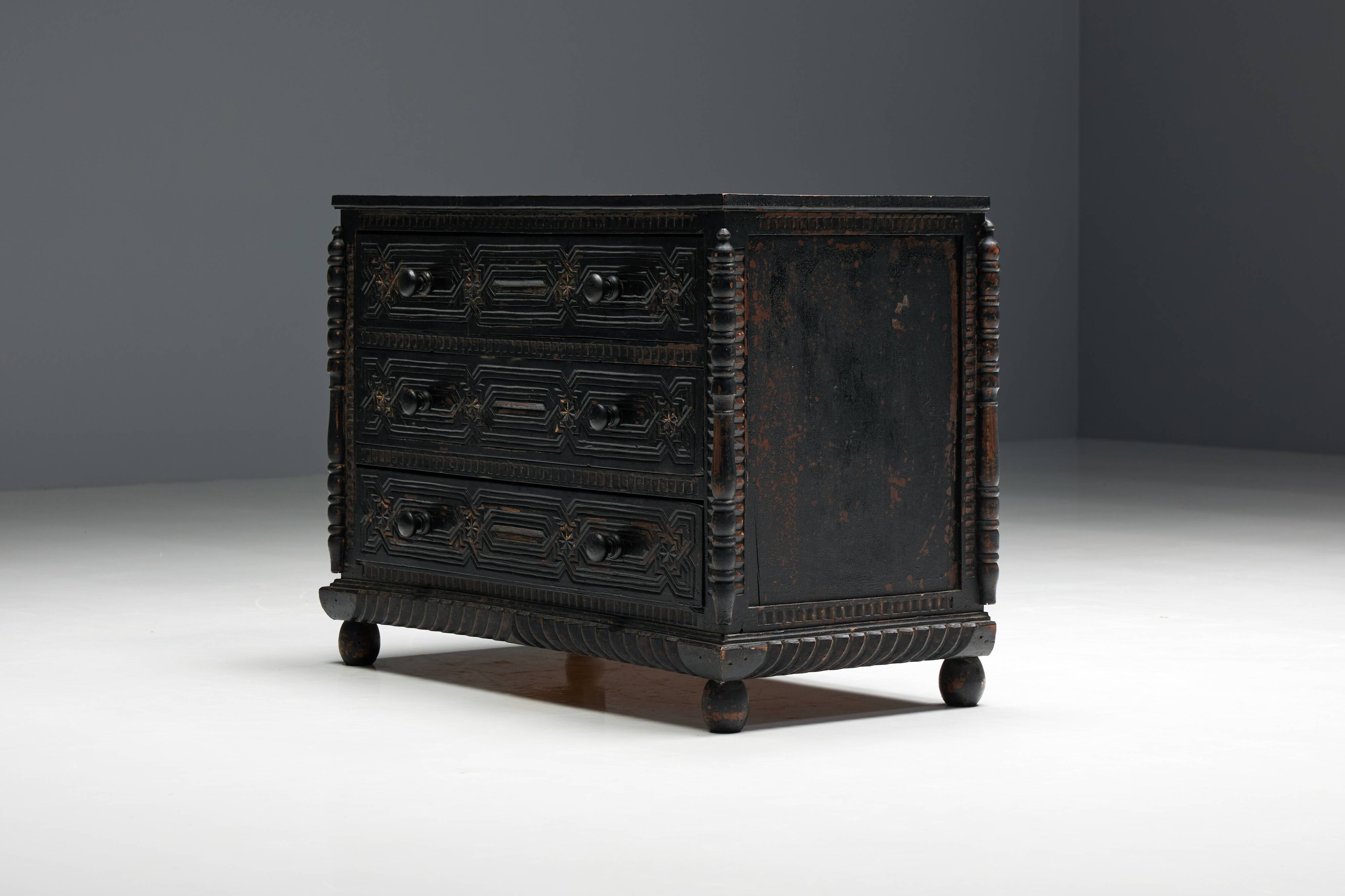 Commode à Tiroirs en Chêne Sculpté à la Main, France, 18ème Siècle