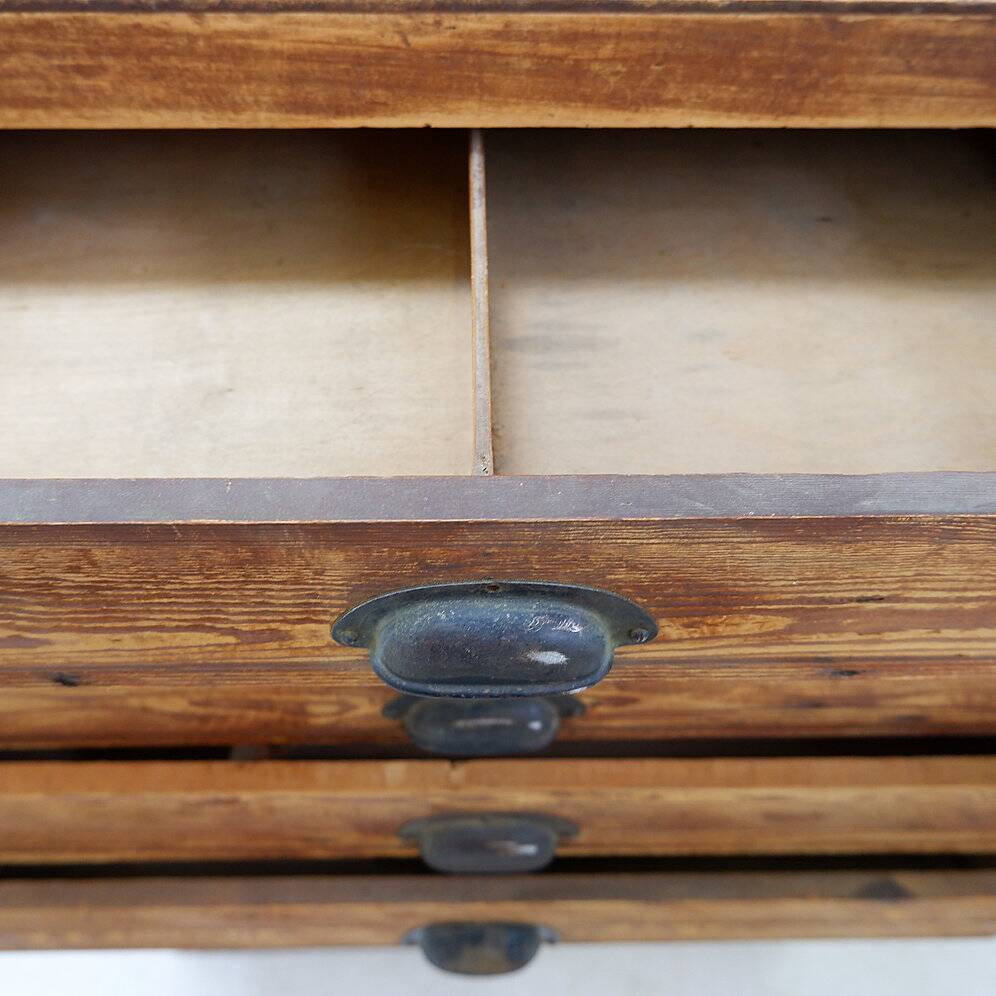 Industrial workshop furniture in pine with 10 drawers, circa 1940.