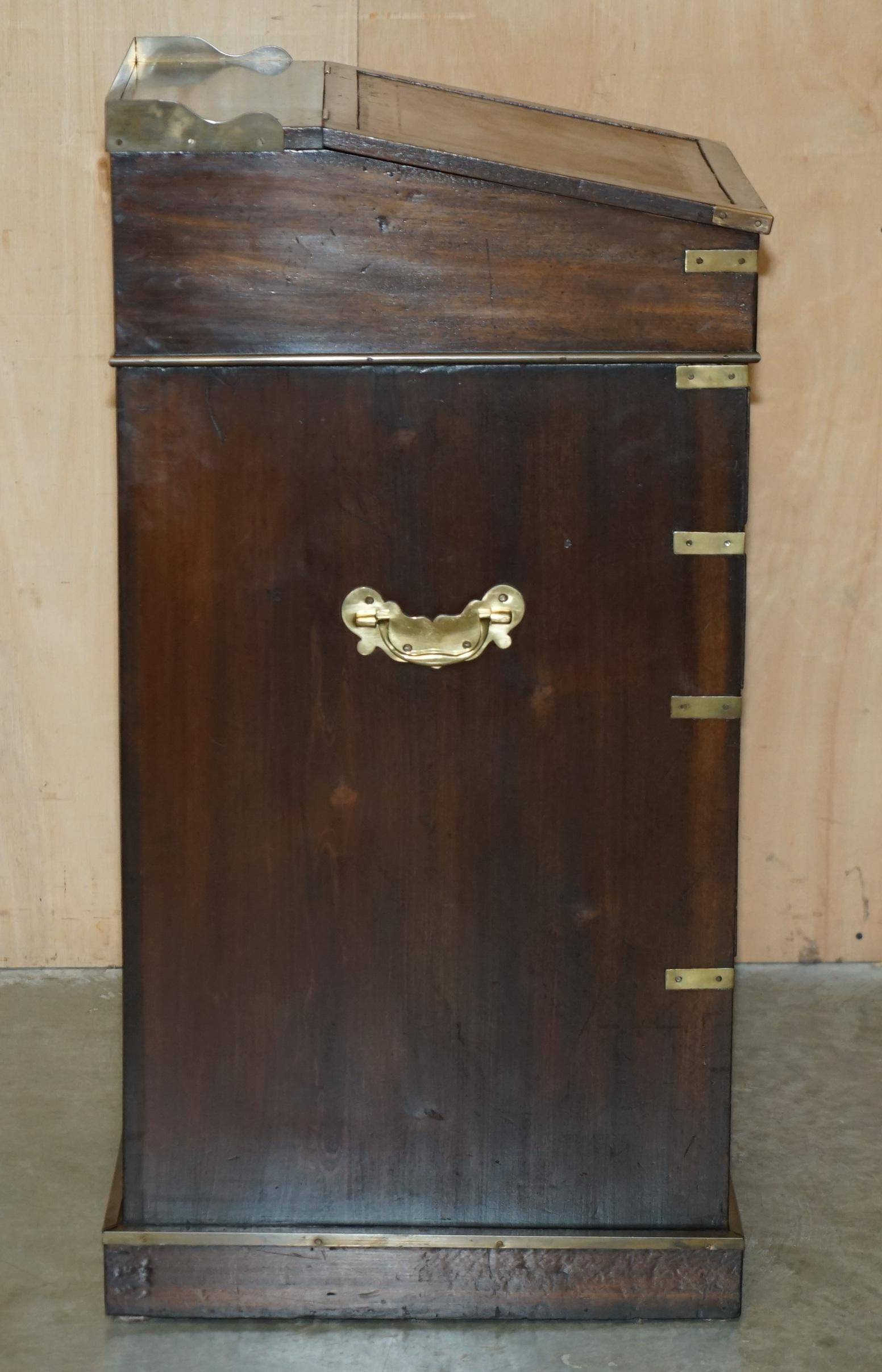 Bureau de campagne Davenport victorien antique en cuir avec galerie en laiton