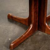 Table with central legs and 2 extensions.