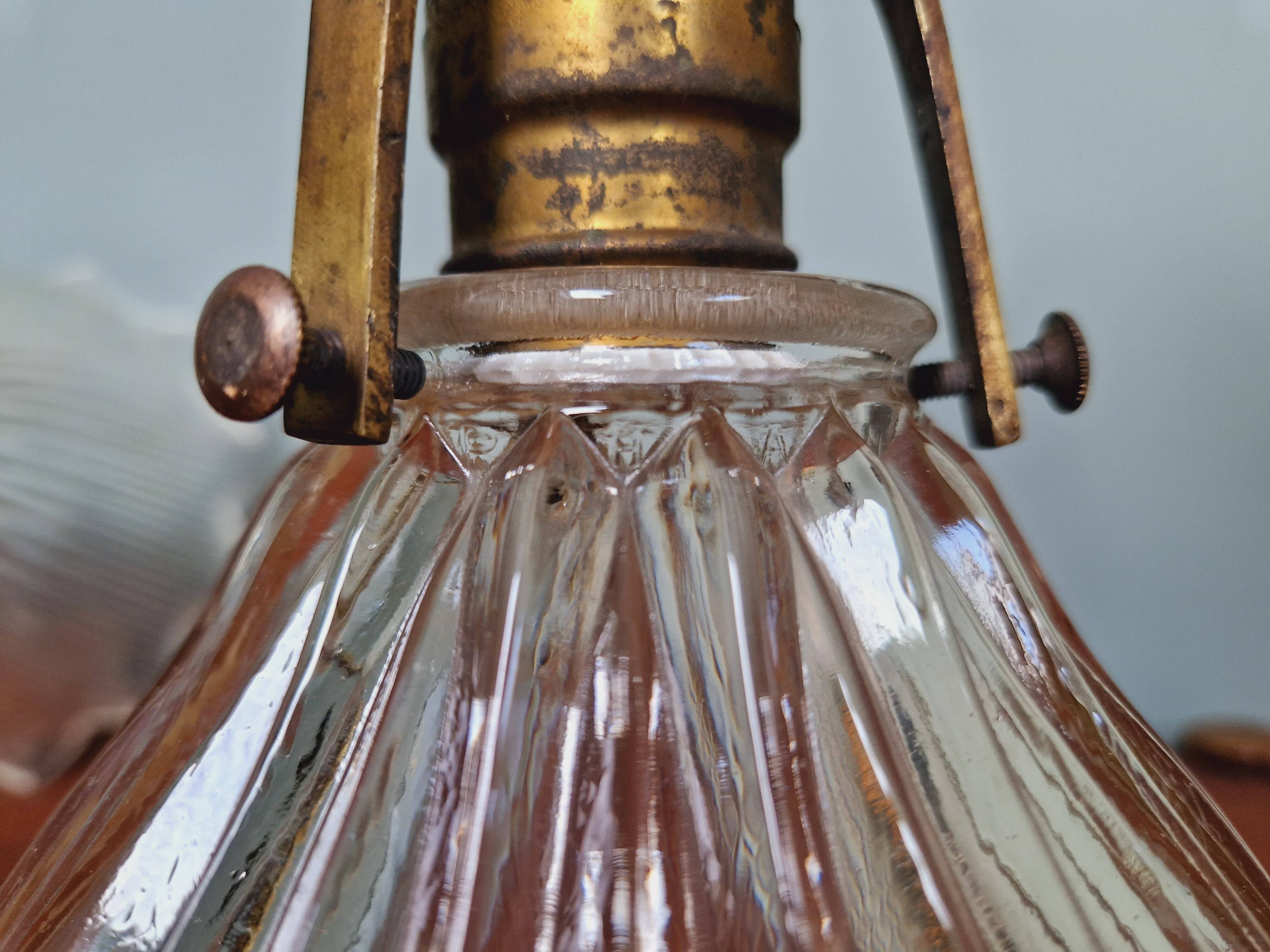 Paire d'appliques murales en bronze et verre rainuré Holophane