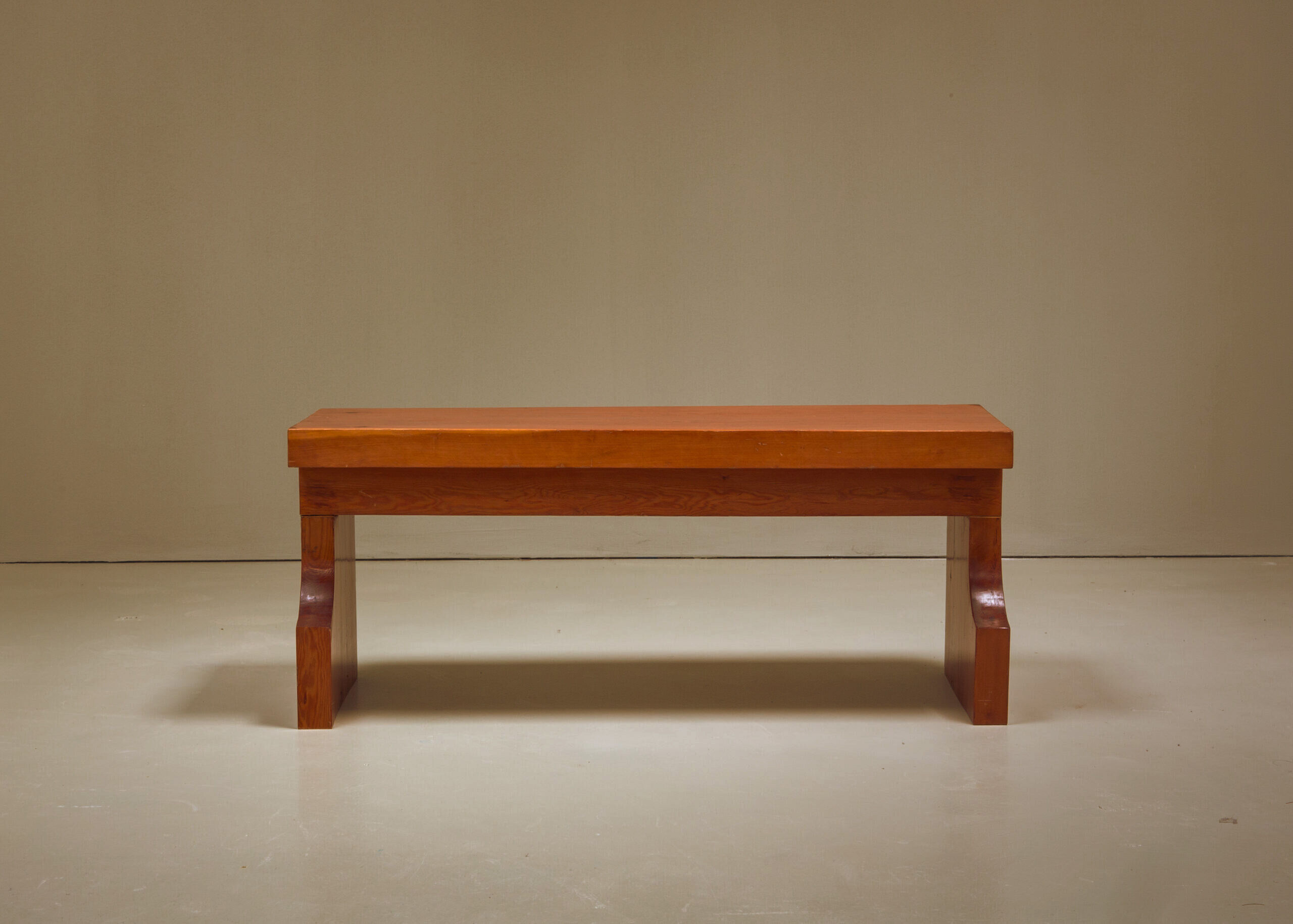 Banc brutaliste de Marc Dessauvage en bois de pin