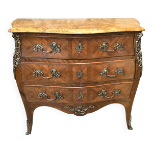 Commode galbée de style