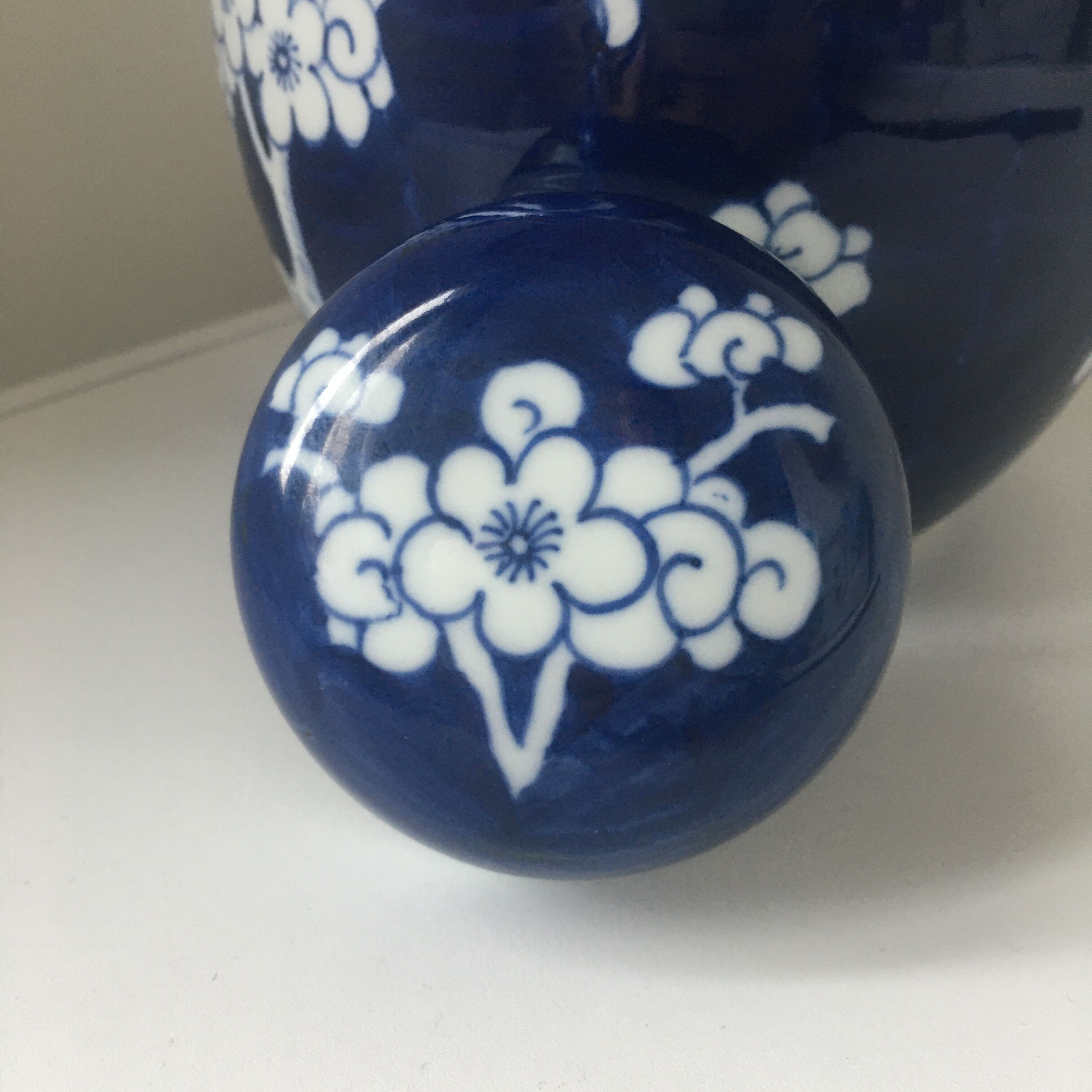 Vintage potiche in white and blue China porcelain