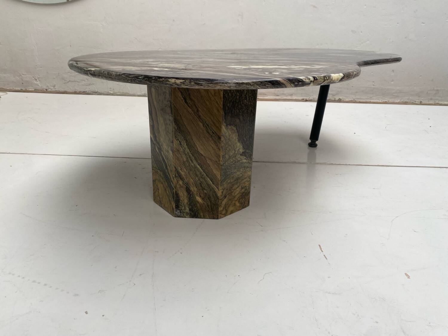 Table basse en marbre de Carrare forme organique