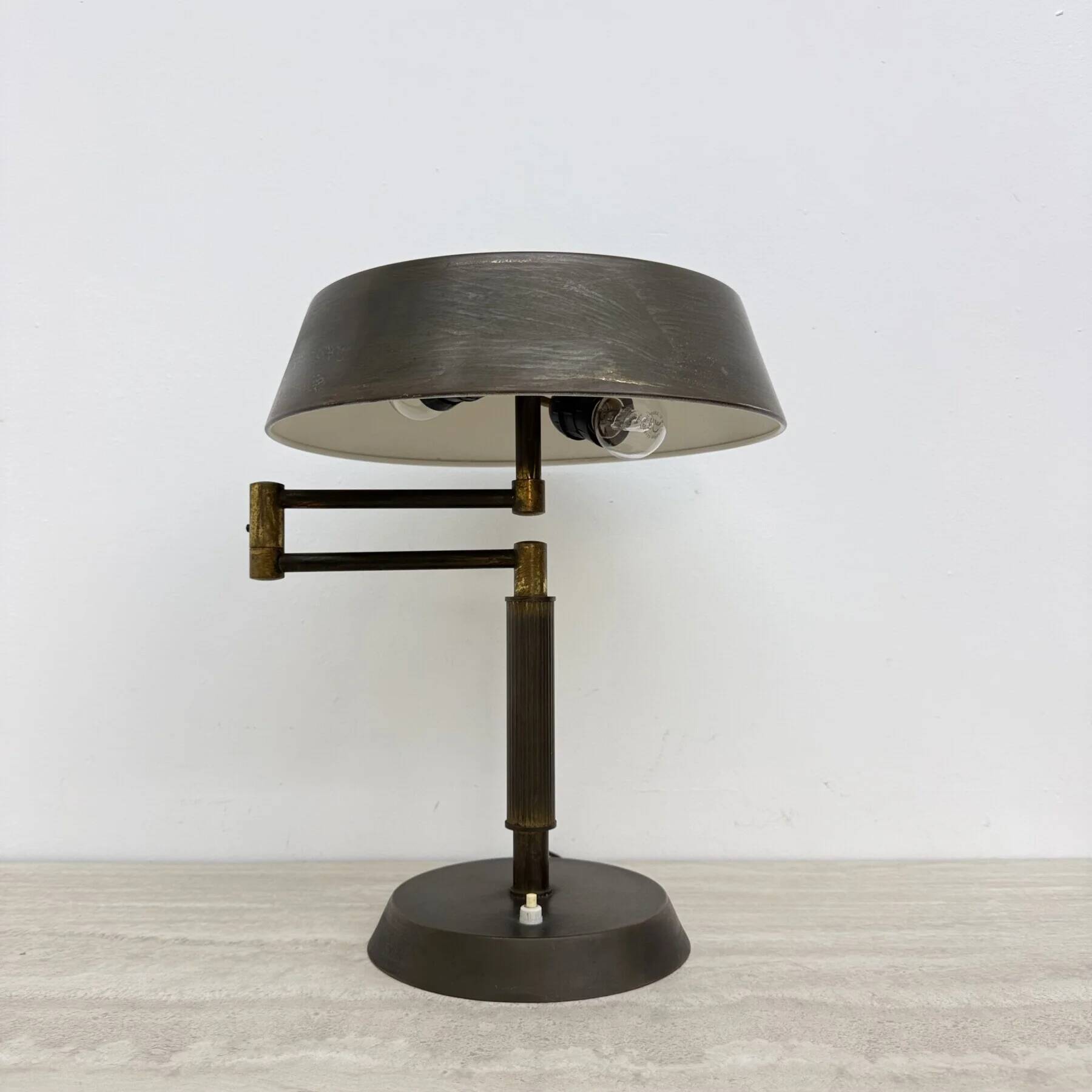 Mid-century Italian brass table desk lamp with pantograph arm, 1940s