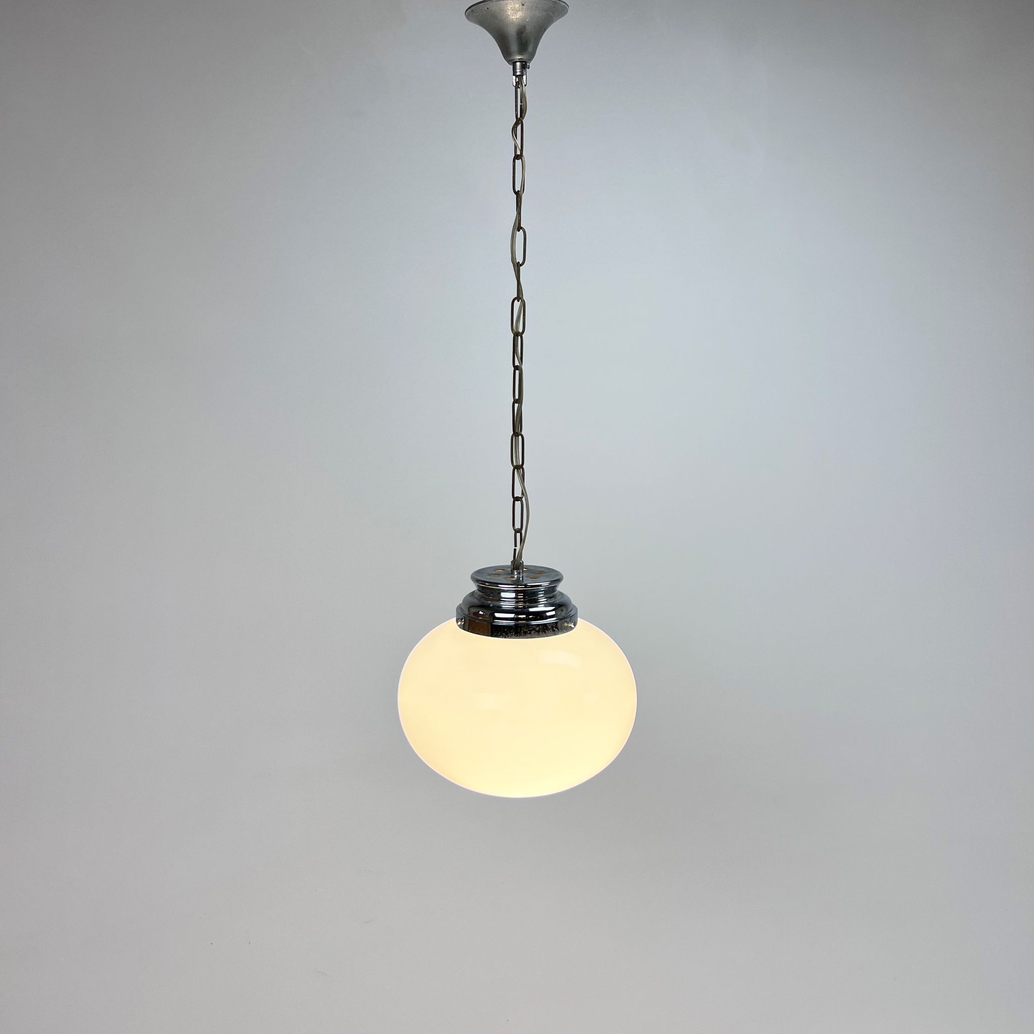 Pendentif ovale italien en opaline du milieu du siècle, années 1960