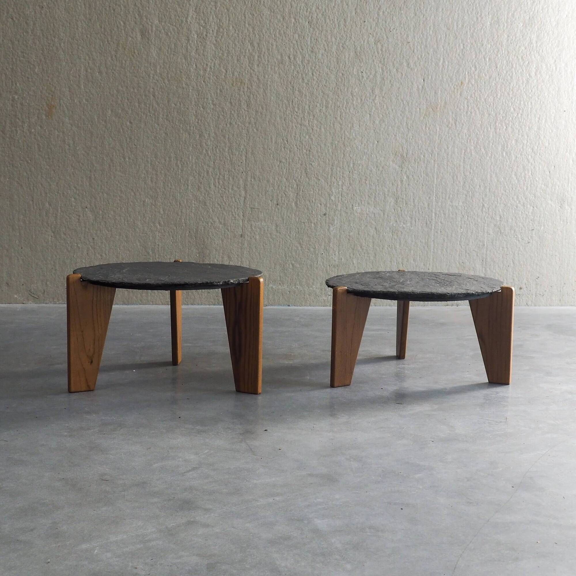 2 tables d'appoint en ardoise et bois de pin de style brutaliste