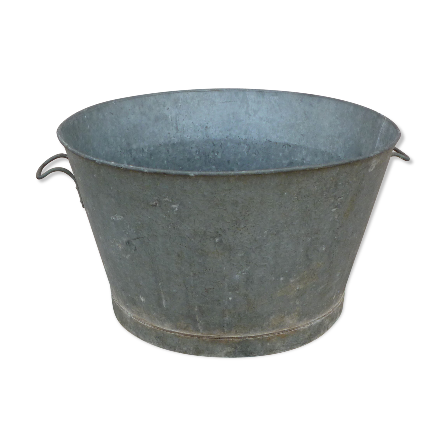 Basin with its ancient zinc trepieds