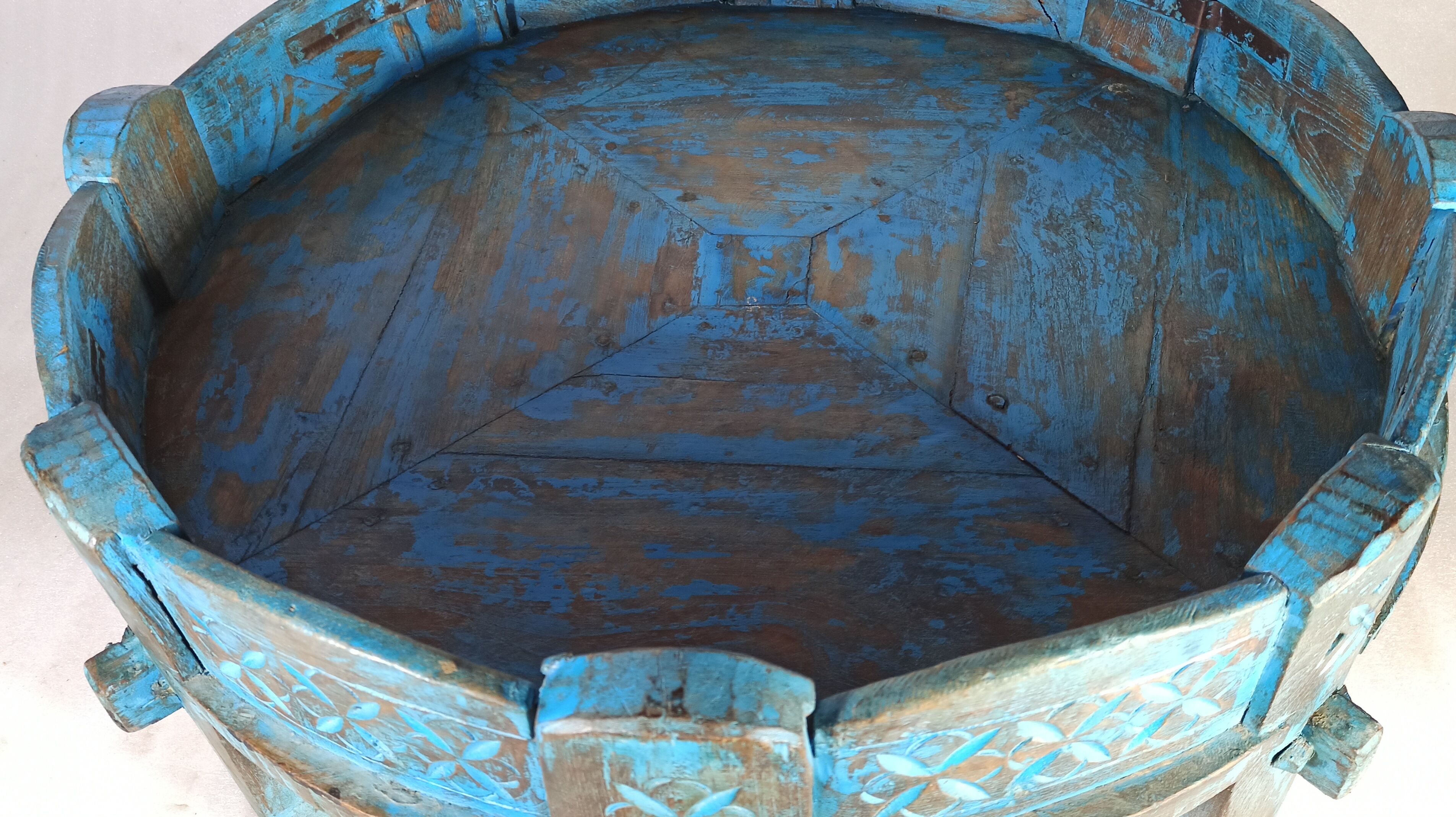 Round coffee table in old wood grinding wheel