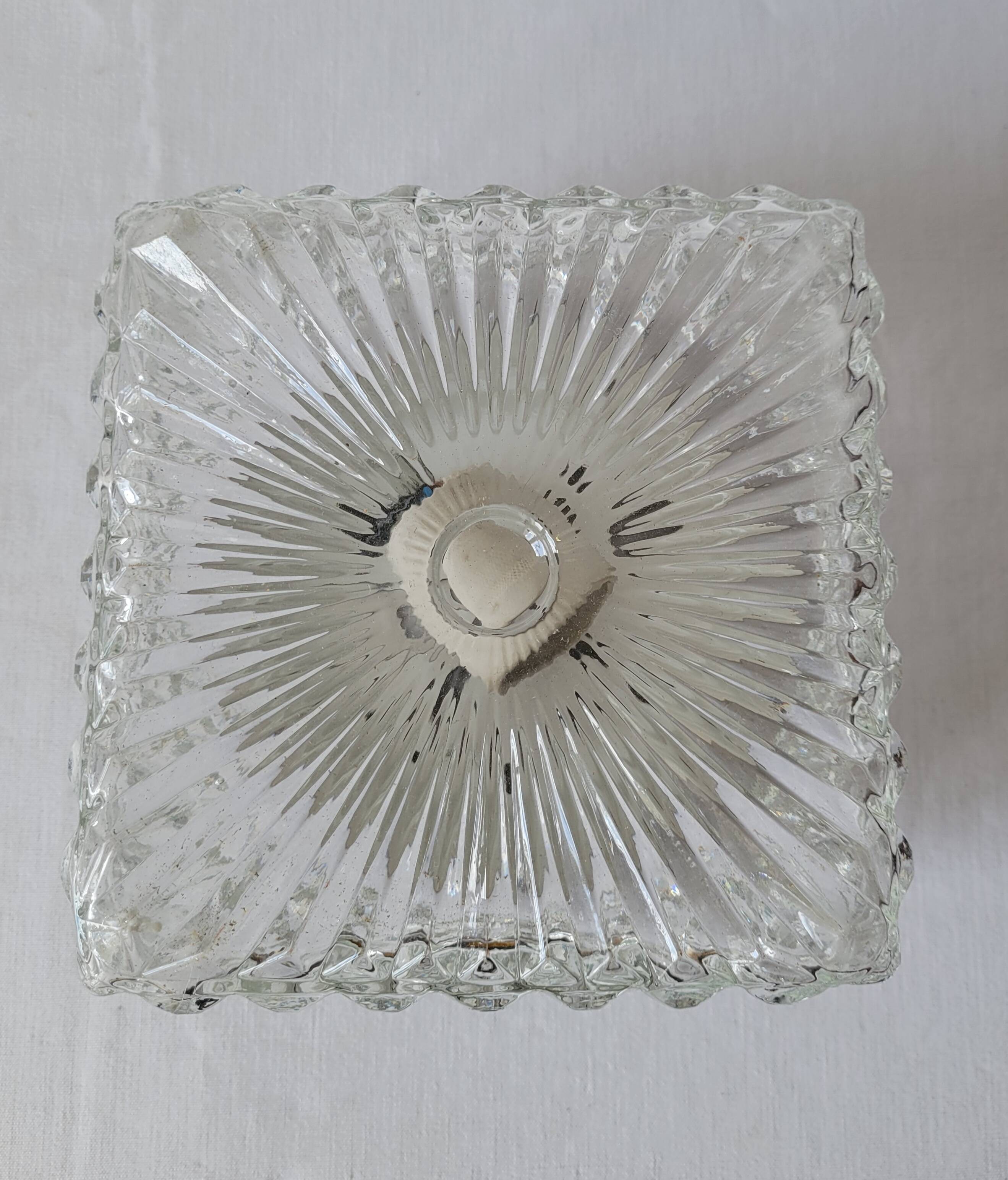 Plafonnier en verre moulé