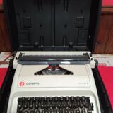 Machine à écrire vintage Olympia Carina 2 années 80