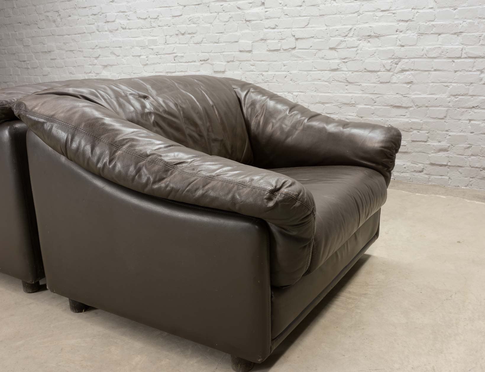 Comfortable Leolux Seal Brown Leather Two-Seater Sofa. The Netherlands, 70s