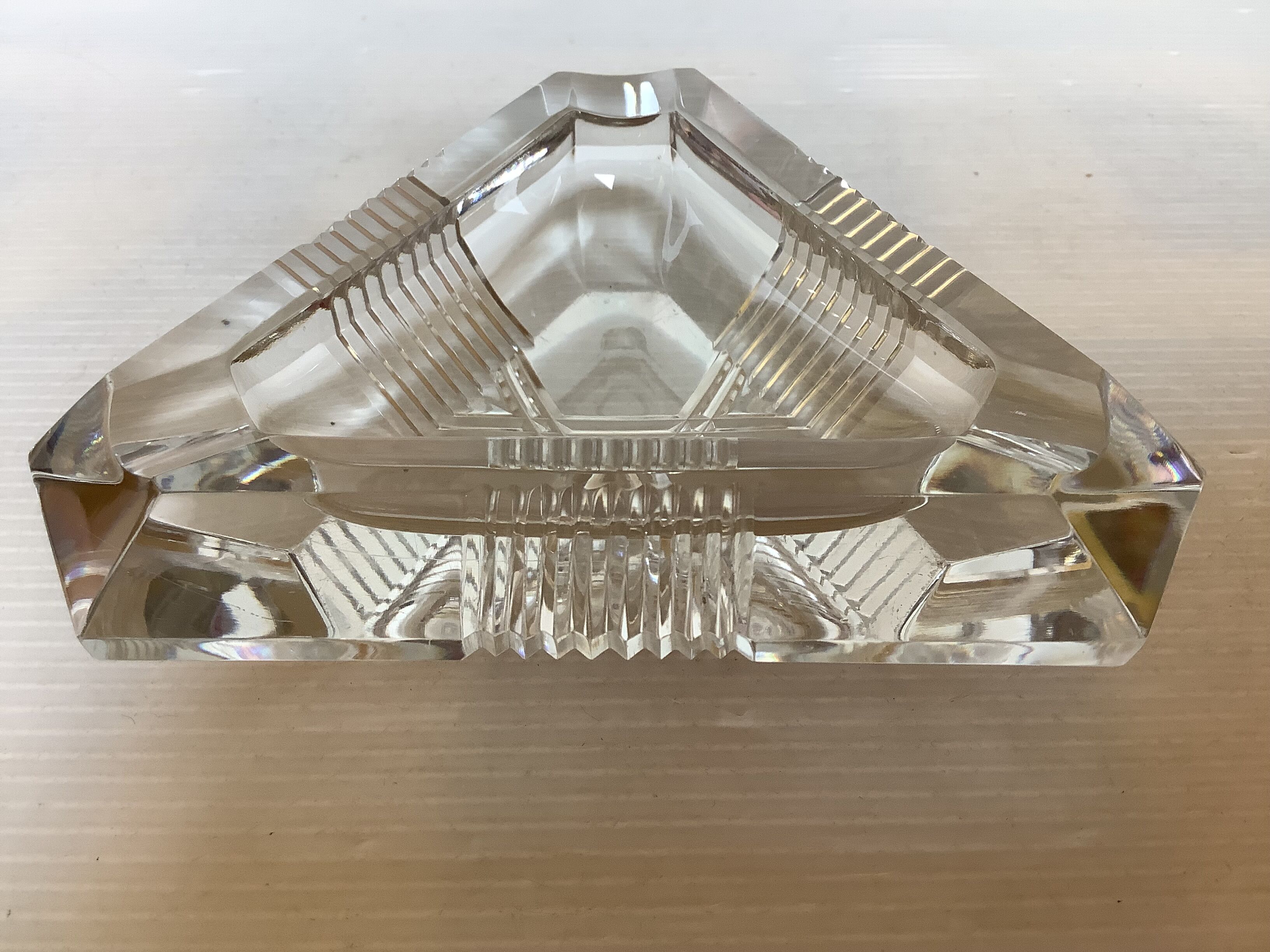 Triangular ashtray and pocket tray