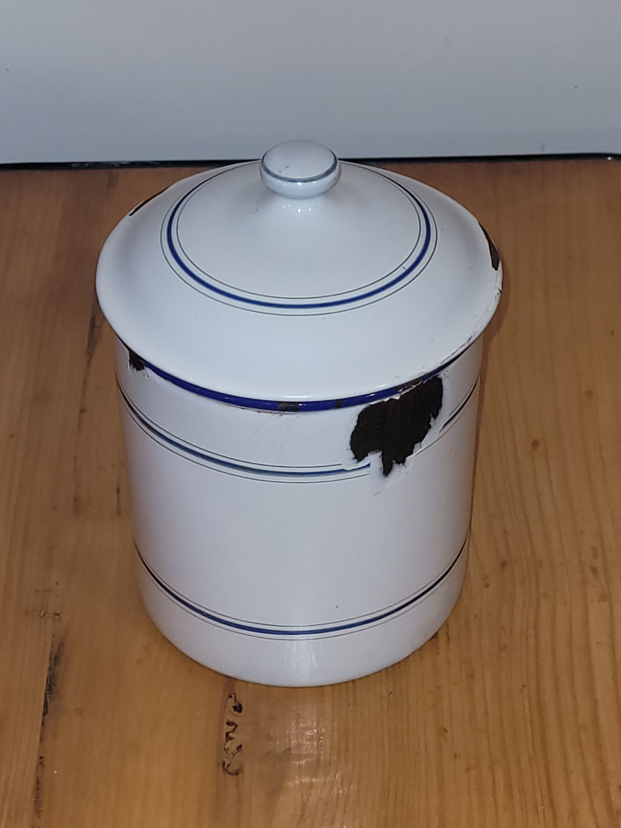 Enamelled sheet metal pot - old