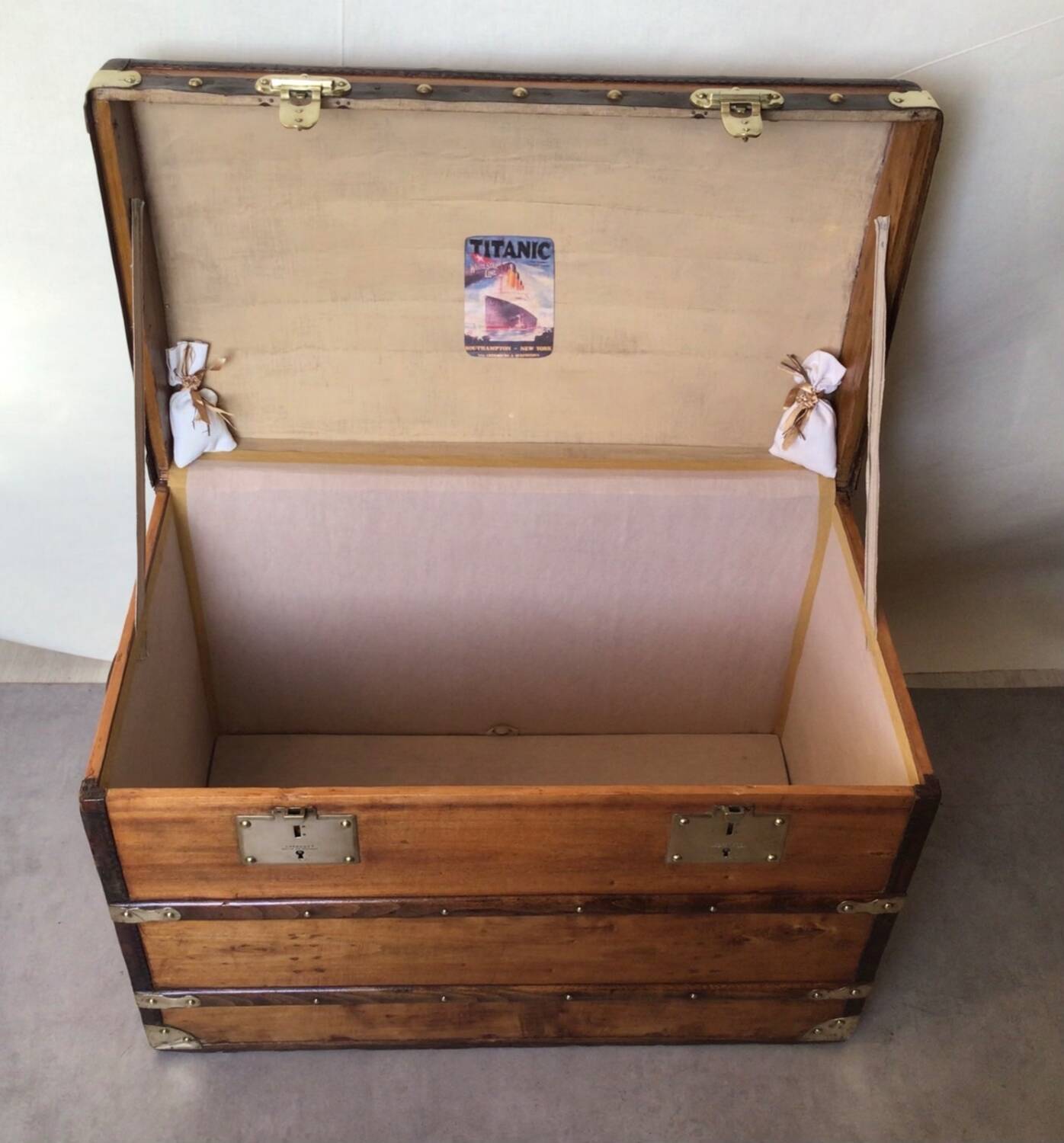 Old trunk Laroque Grenoble