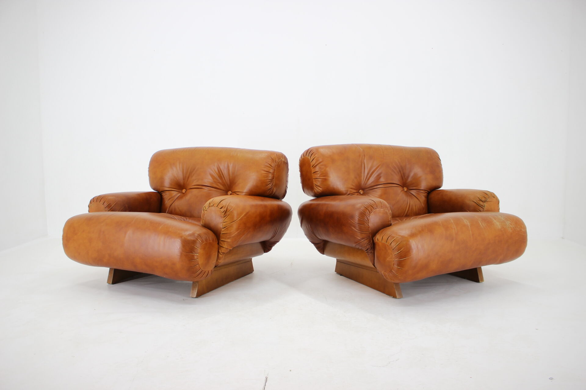 1970s design italian armchairs in wood and cognac leather