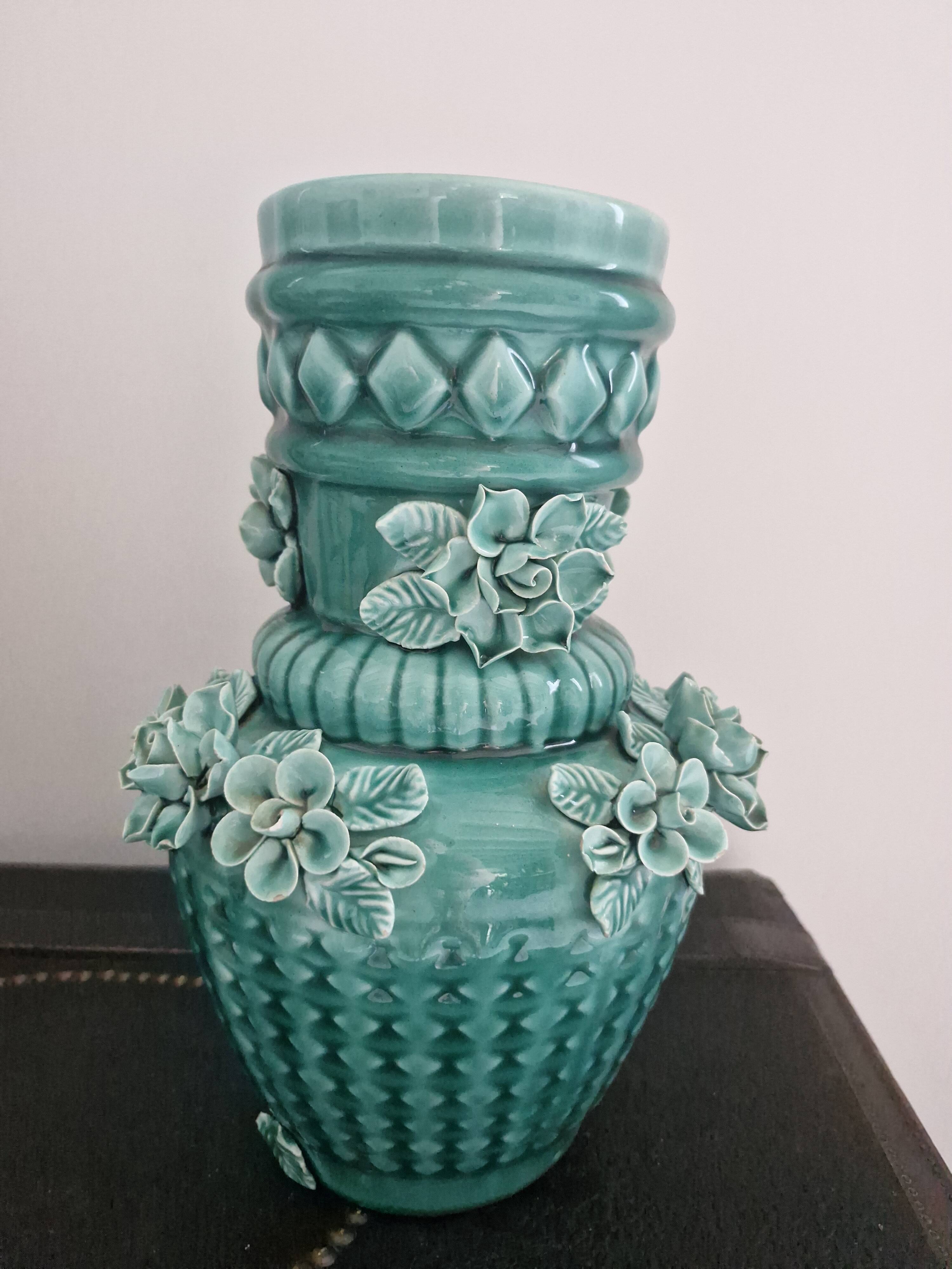 Vase ancien en barbotine bleu turquoise
