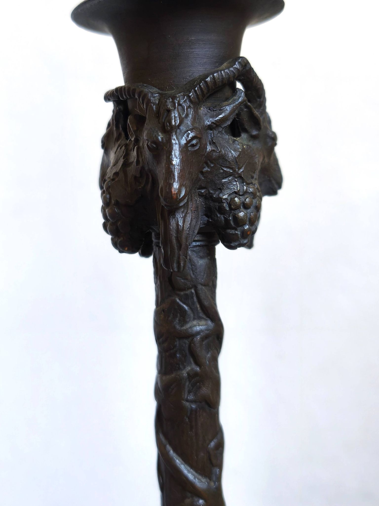 Vintage table lamp in patinated bronze with lion decor, 1950s.