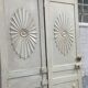 Paire de portes identiques avec moulure bois