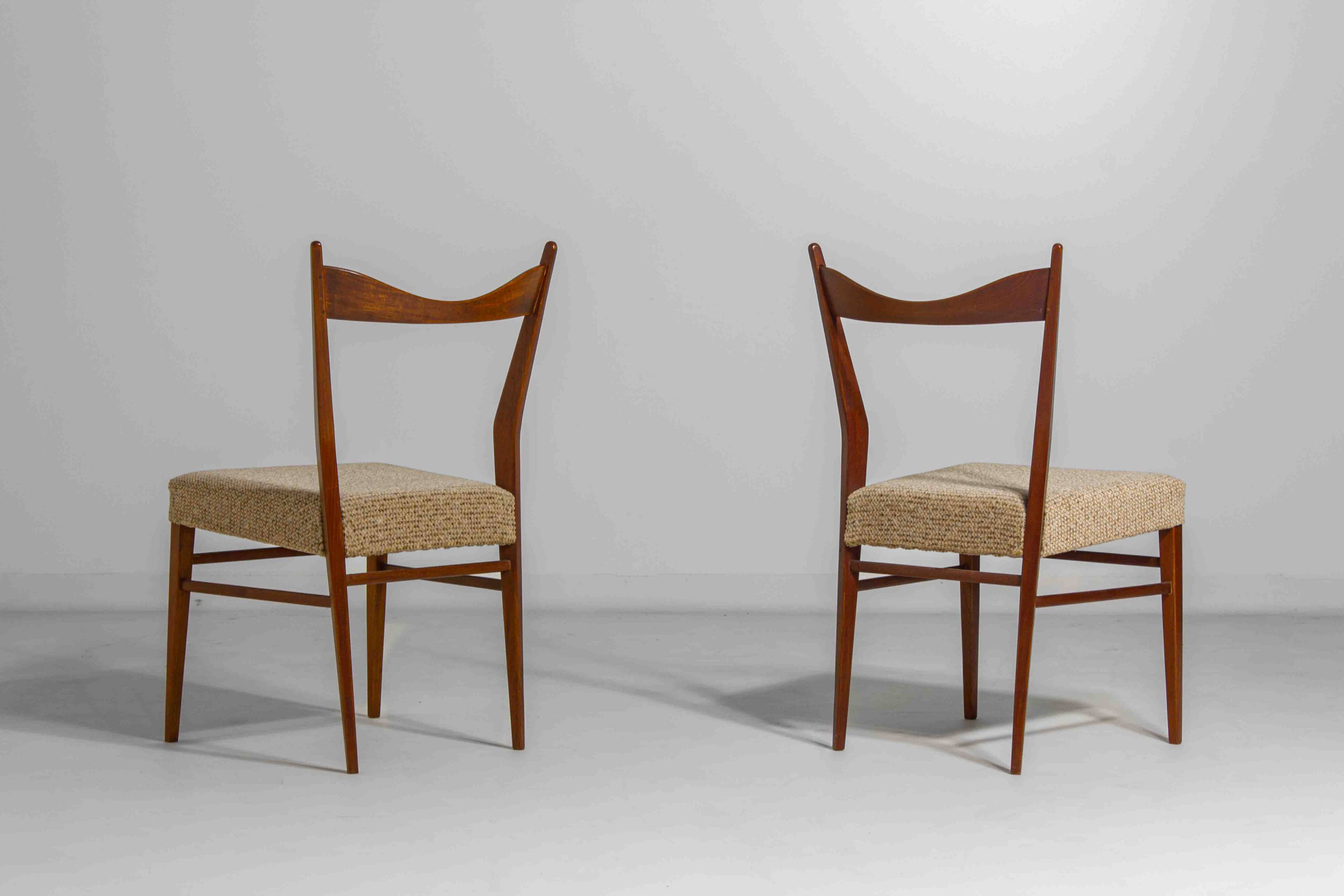 Set of slender mid-century dining chairs with finely curved backs, 1960s
