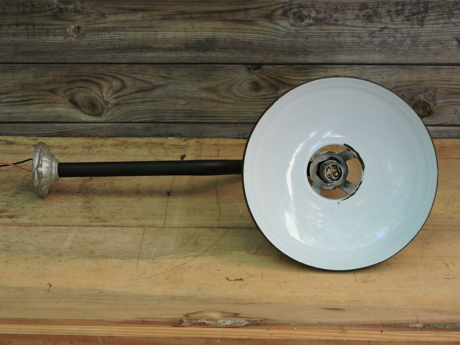 Enamelled swan collar lamp