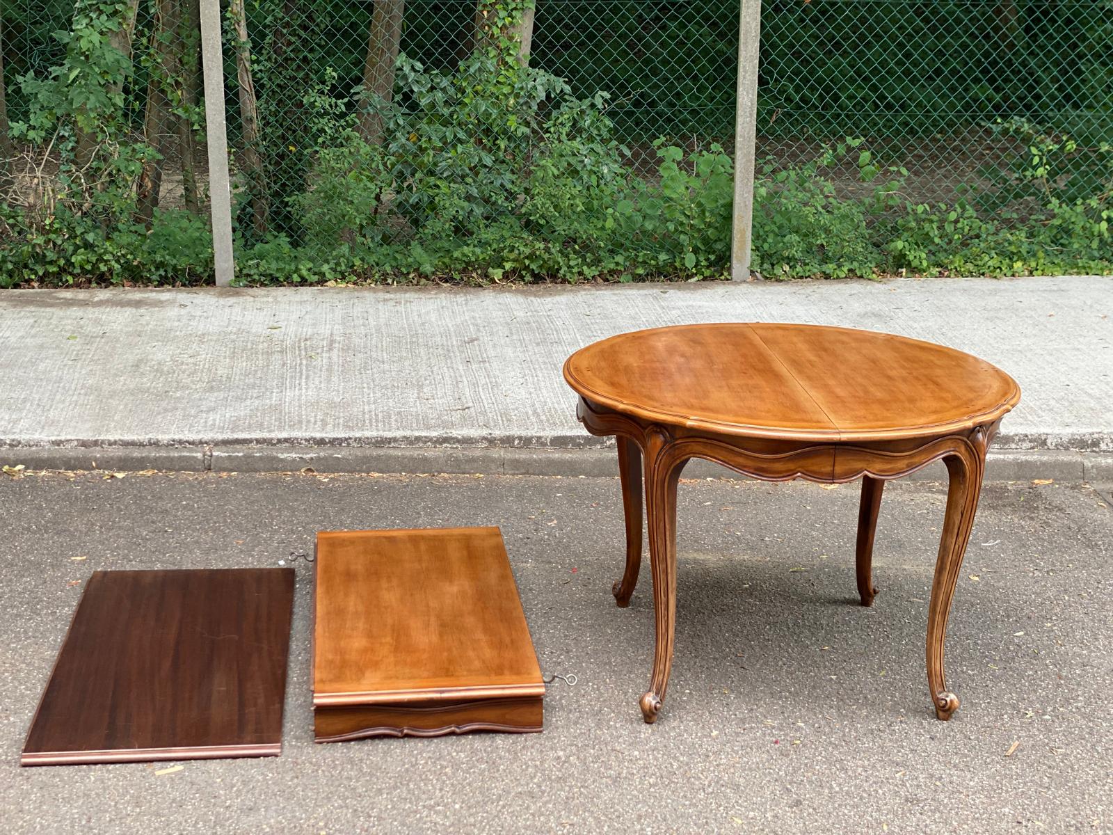 Round extendable dining table Louis XV in solid wood from the 1960s.