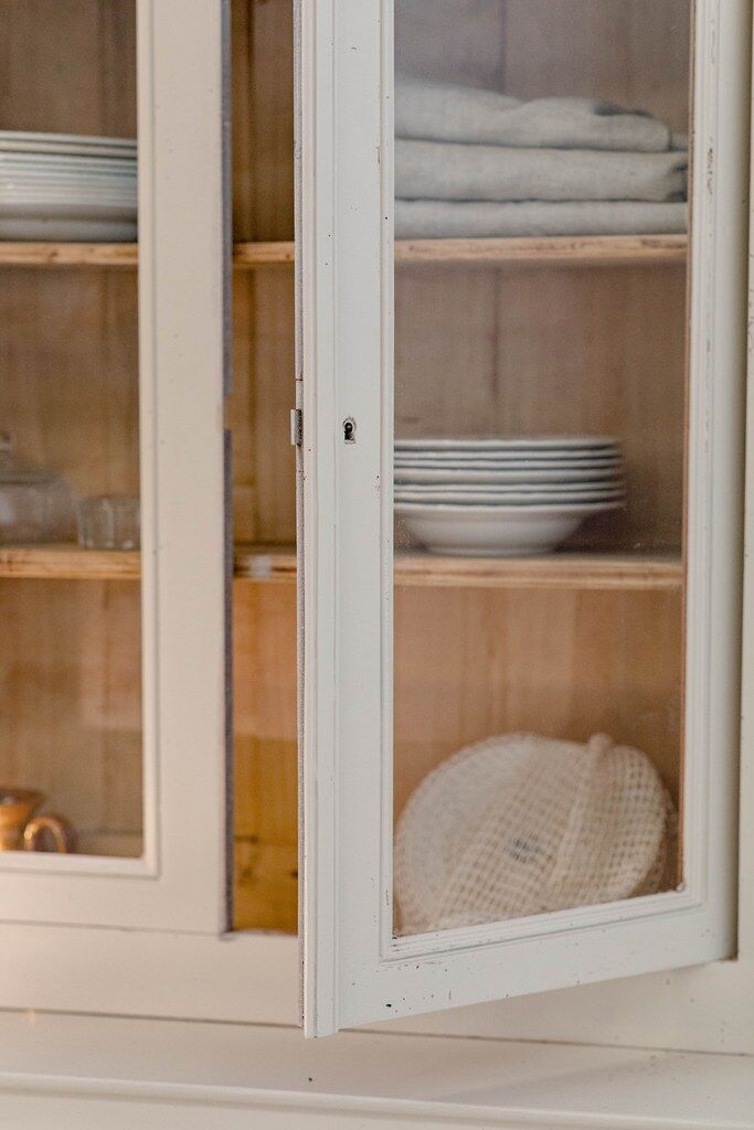 Vintage wooden dresser - linen colors