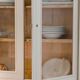 Vaisselier vintage en bois - couleurs lin
