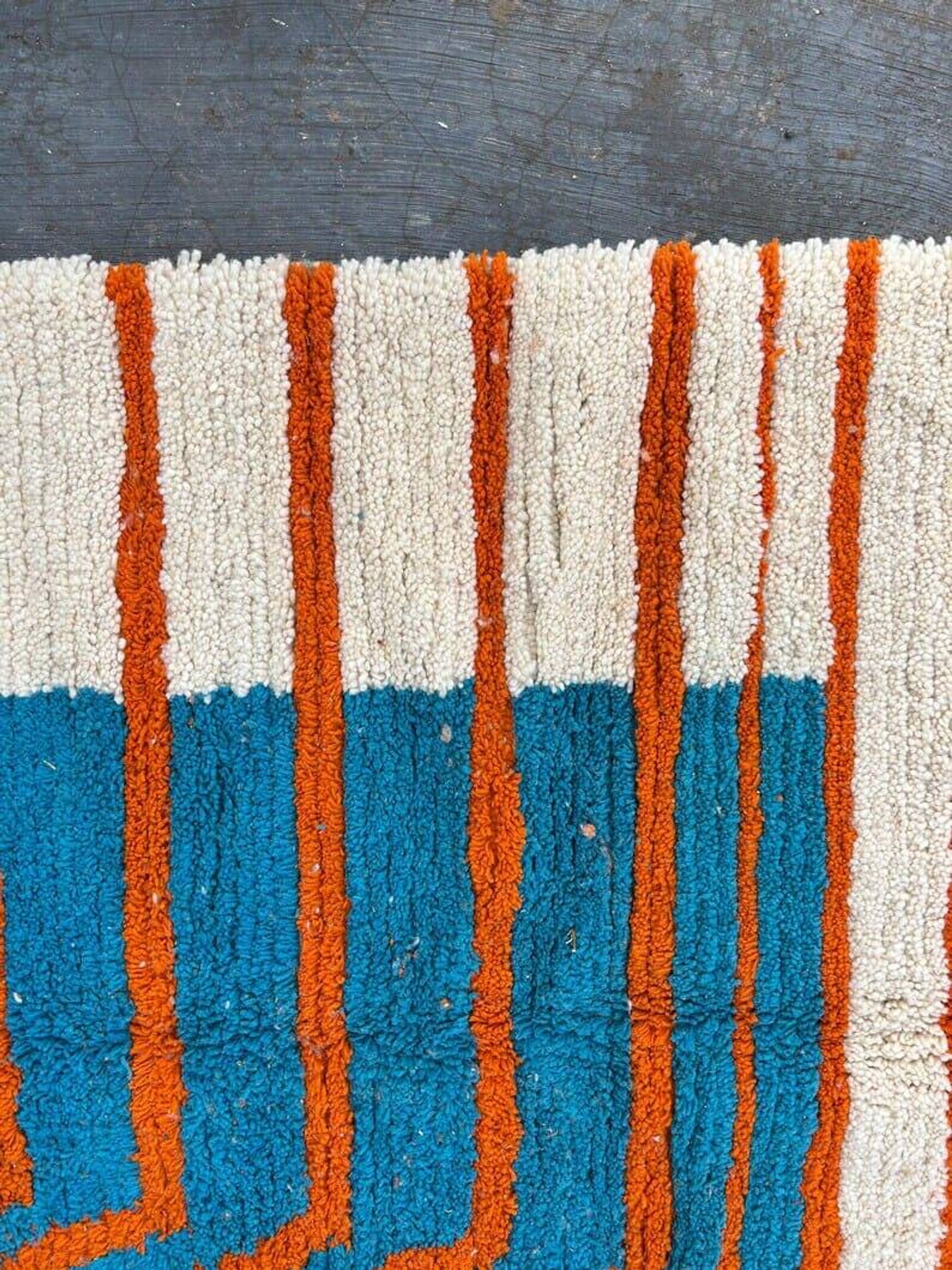 Tapis berbère beni ouraine à motifs colorés taille 150 x 250 cm