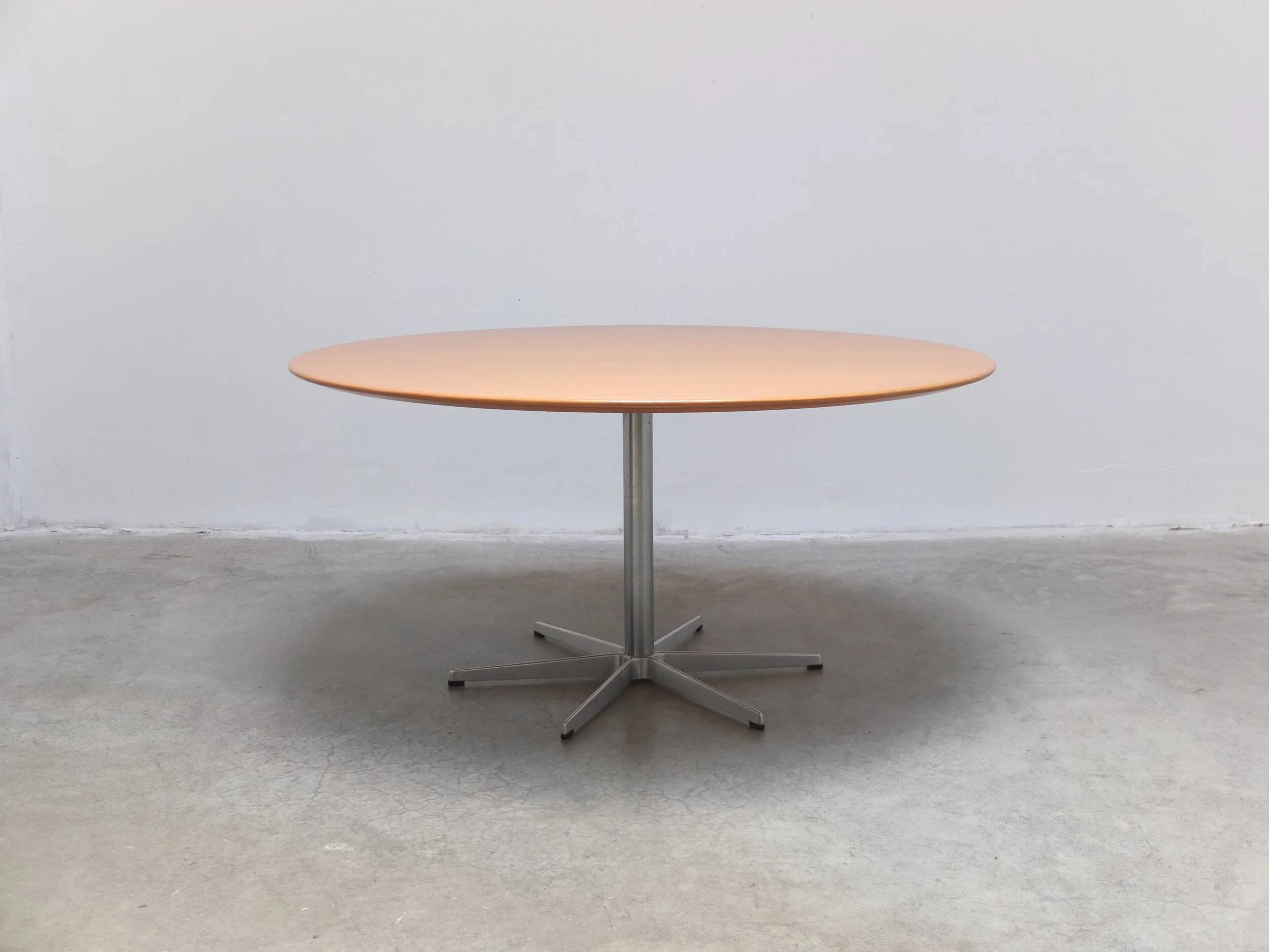 Large 'circular' oak dining table by Arne Jacobsen for Fritz Hansen, 1966