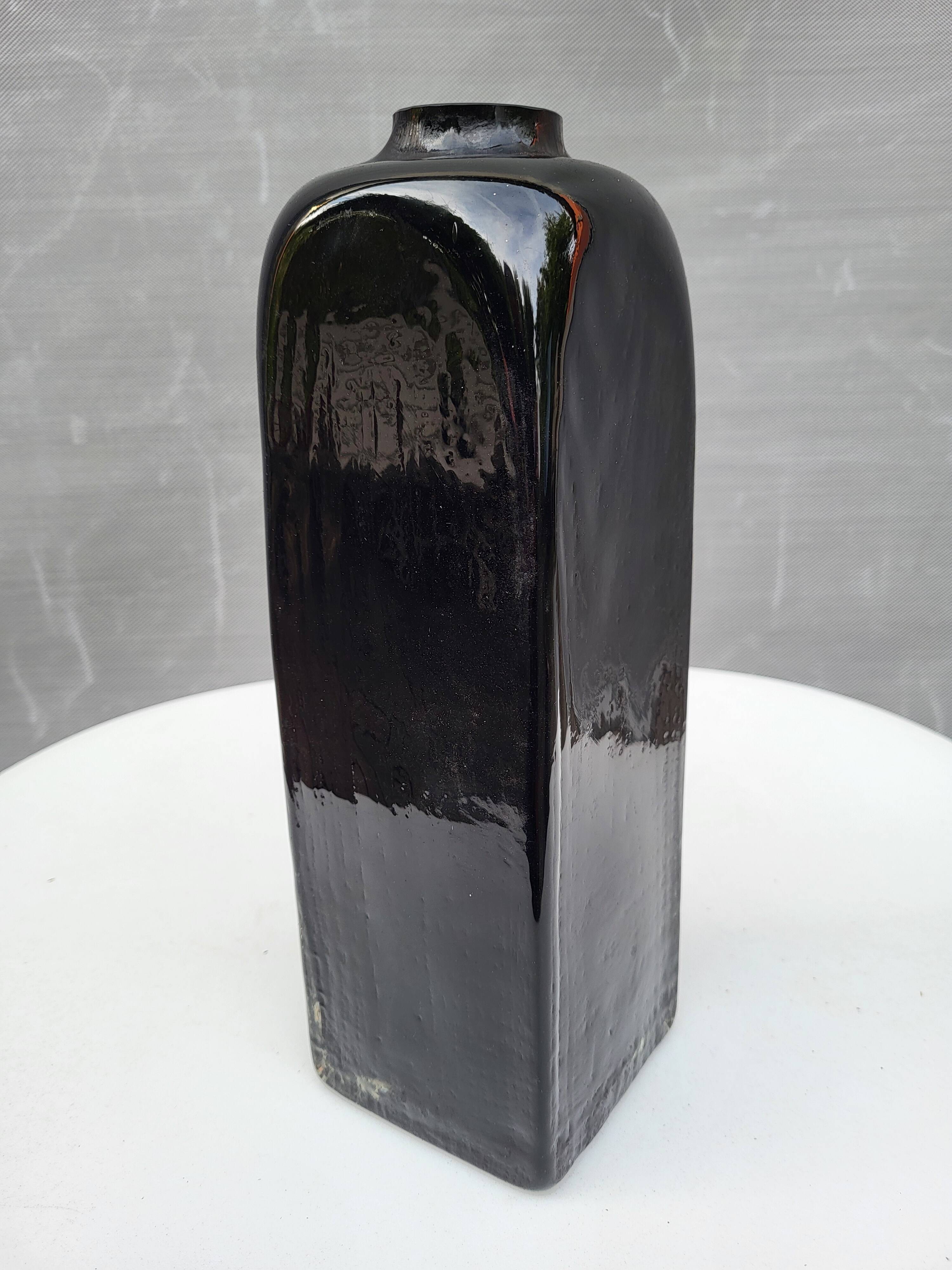 Wabi-Sabi glass vase with burnt wood mold