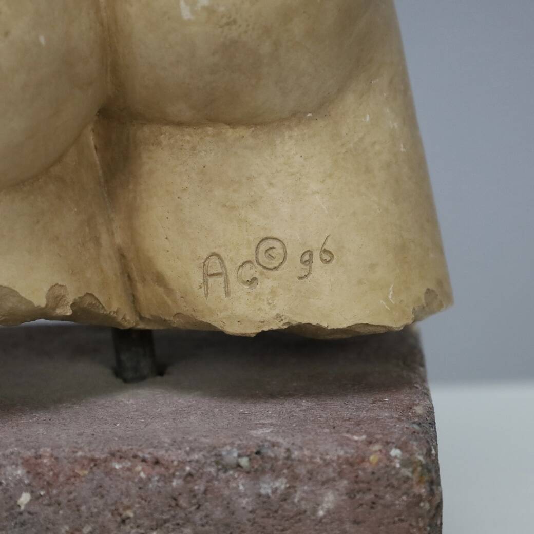 Torse féminin sculptural signé AC